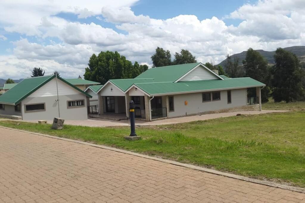8sIndoor indoor pool4 bedroom villaGreat view and backup power — Hotel in Clarens