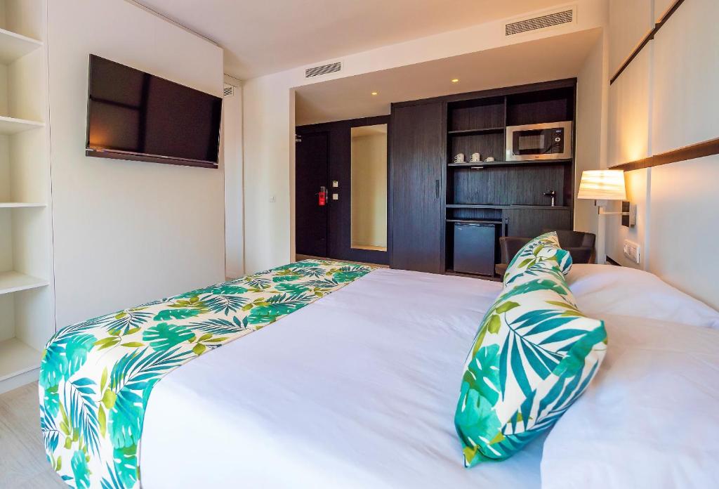 Golden Port Salou & Spa — Hotel rooms in Salou, Catalonia