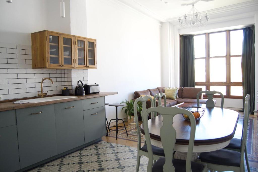 Piso modernista en casco histórico con garaje - 1