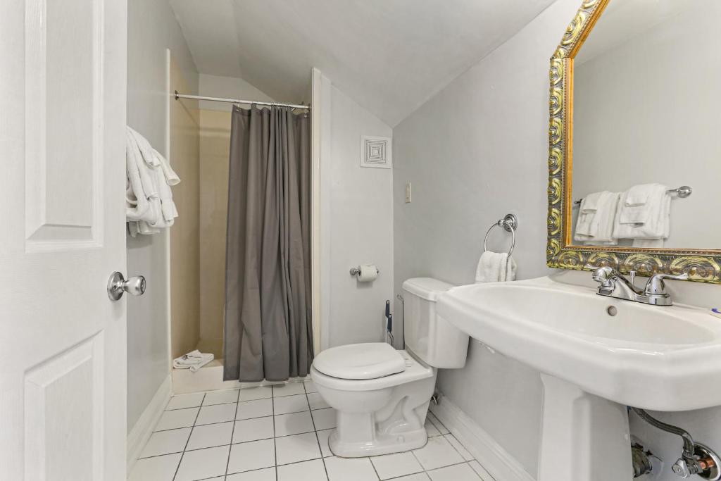Newly-renovated Comfortable Studios Near All NOLA Hot Spots photo