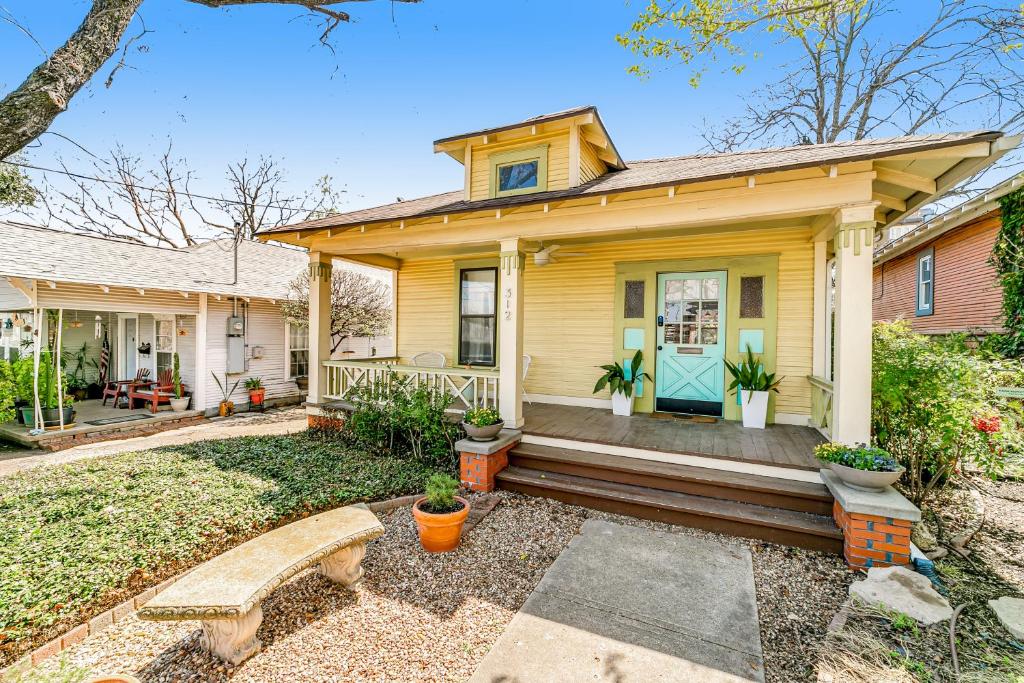 Beautiful Art Bungalow — Hotel in Dallas (TX)