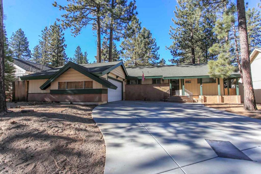 Cozy up to Summit-1651 by Big Bear Vacations, Big Bear Lake