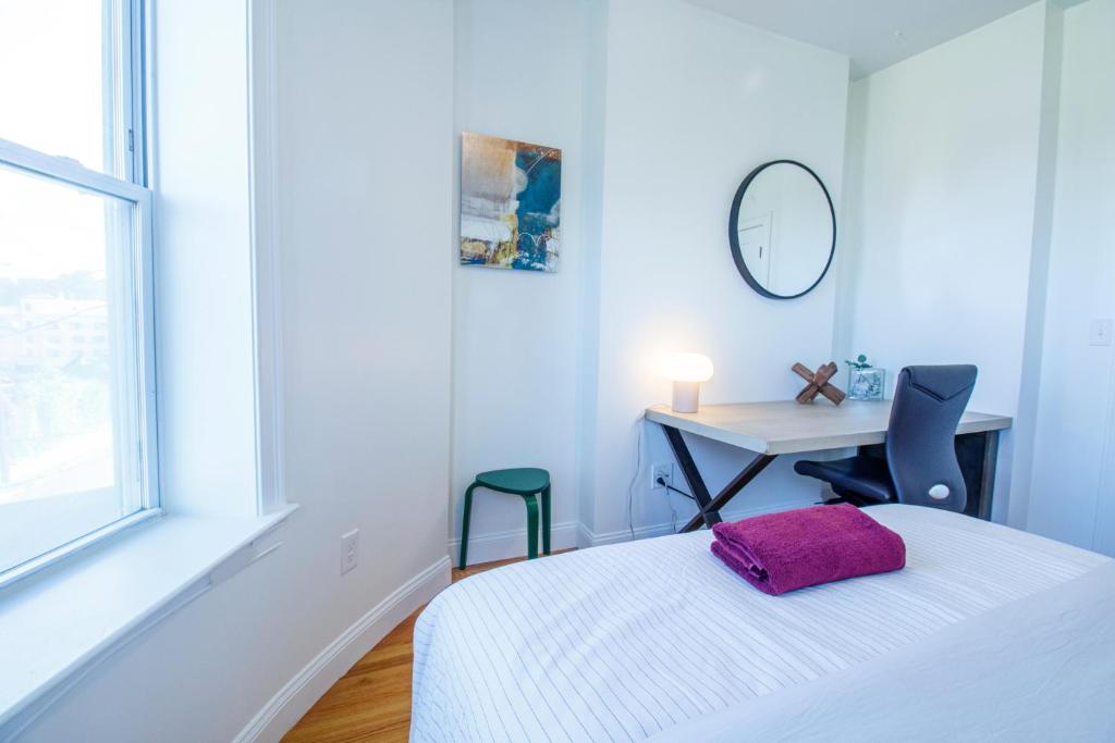 4bd 15bth Sunny Apt In Roxbury photo