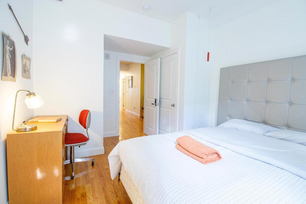 4bd 15bth Sunny Apt In Roxbury photo