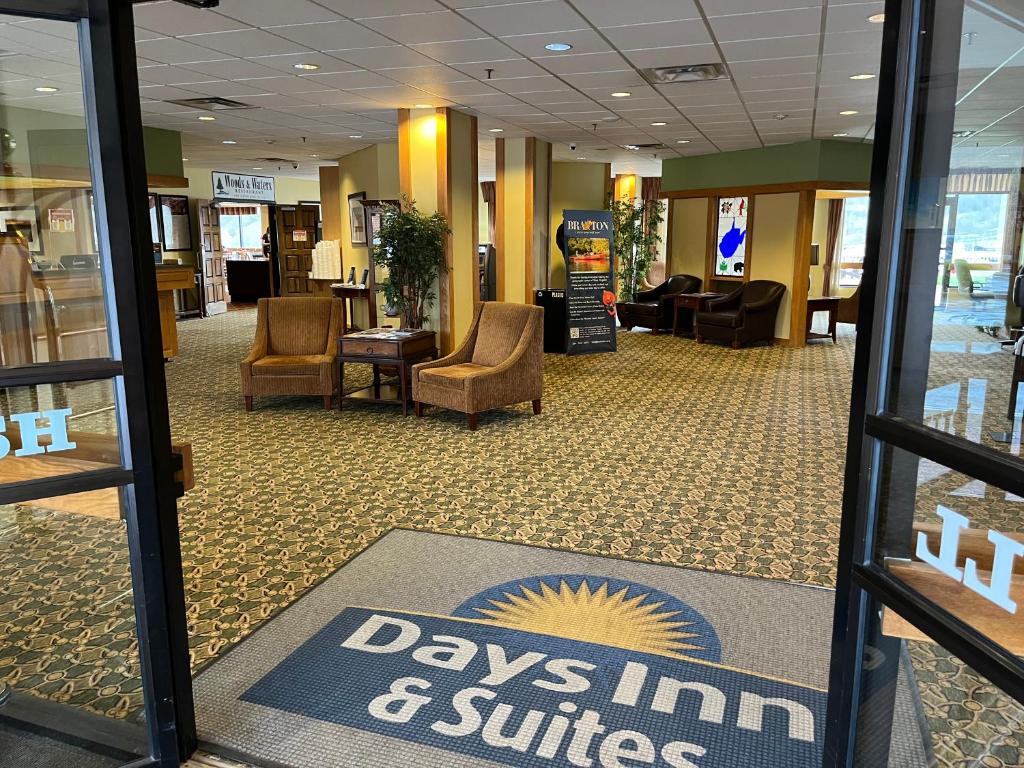 Days Inn & Suites by Wyndham Sutton Flatwoods photo