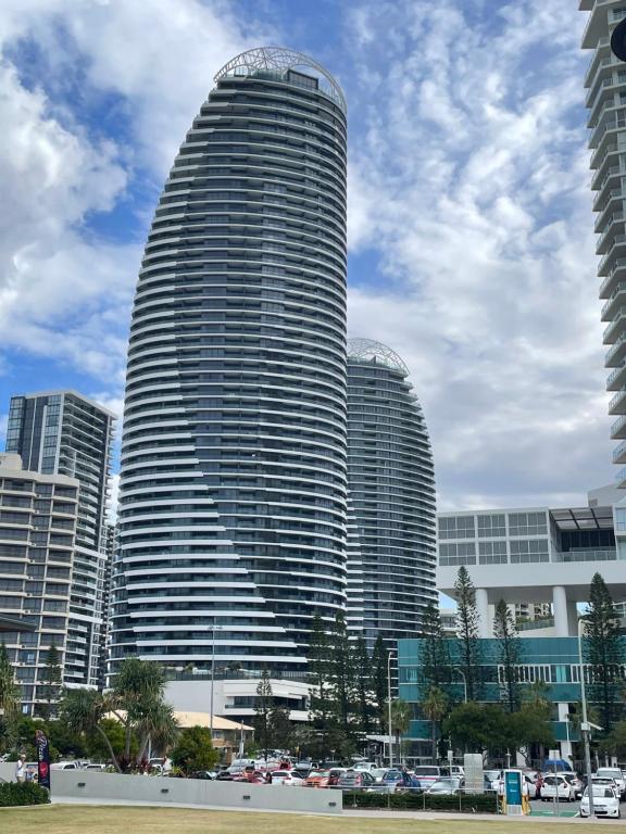 4 Bedroom Huge Sub Penthouse Oracle Level 31 Magnif VIEWS 260m2 Family Skyhome Sleeps 8 Adults and 2 Children, Sofa Bed Portacot, High Chair Central to Everything Resort Skyhome 5 STAR Luxury, Gold Coast