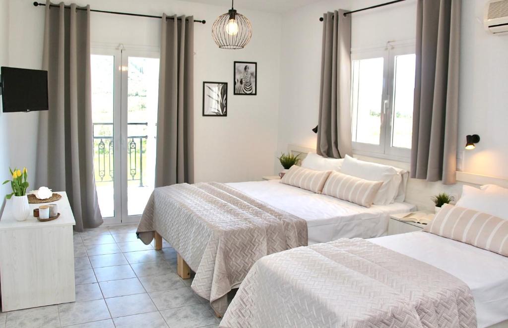 Folk Studio at Regina Apartments, Alikanas