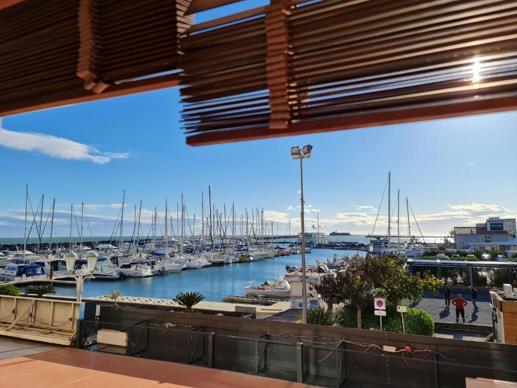 Résidence de standing la Pêcherie Spacieux T3 comme un cocon familial vue mer et sur l'avant port Sur le bout du bout de Cap d'Agde seule cap en Occitanie - 2