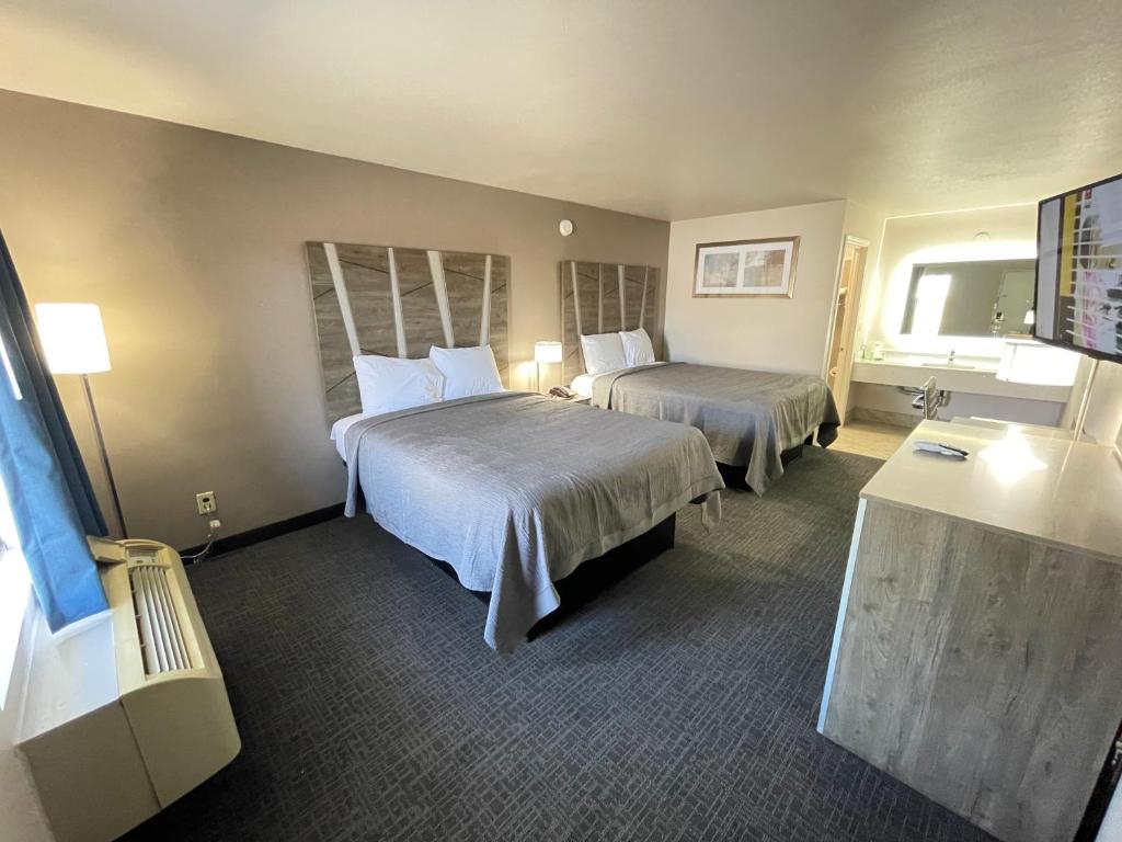 Excellent Inn & Suites photo