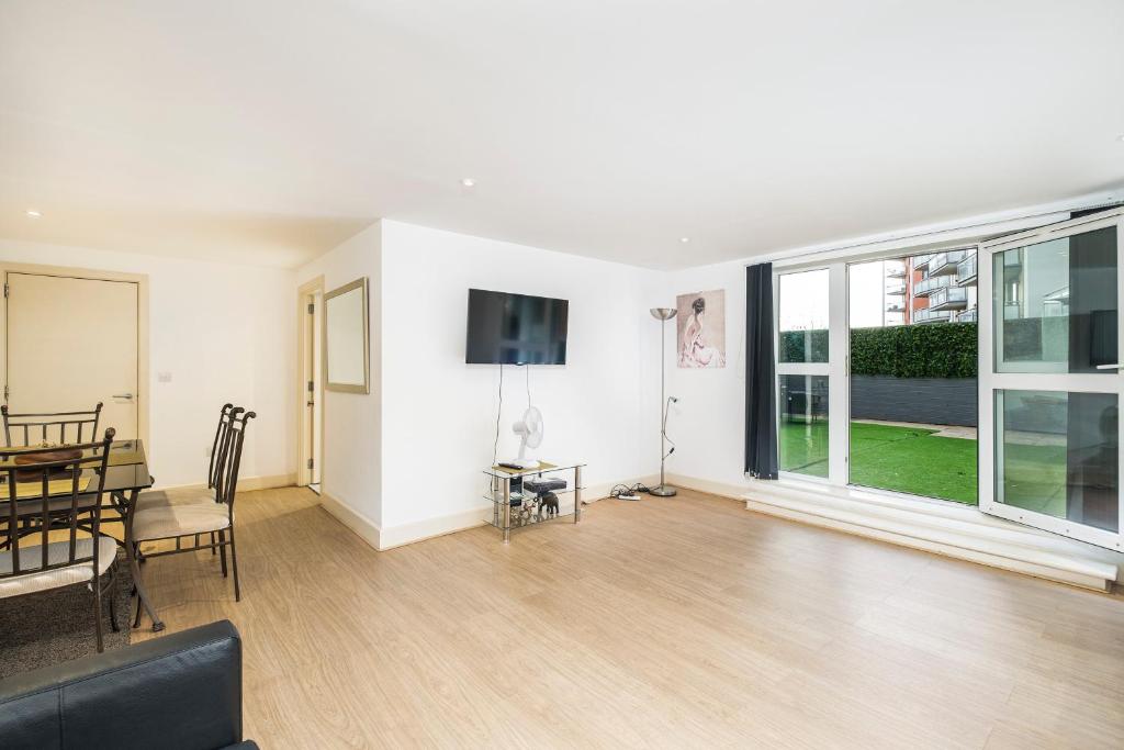 CANARY WHARF/DOCKLANDS/EXCEL SPACIOUS APT E14 photo