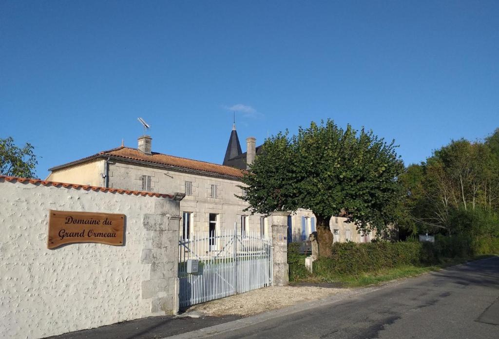 Domaine du Grand Ormeau photo