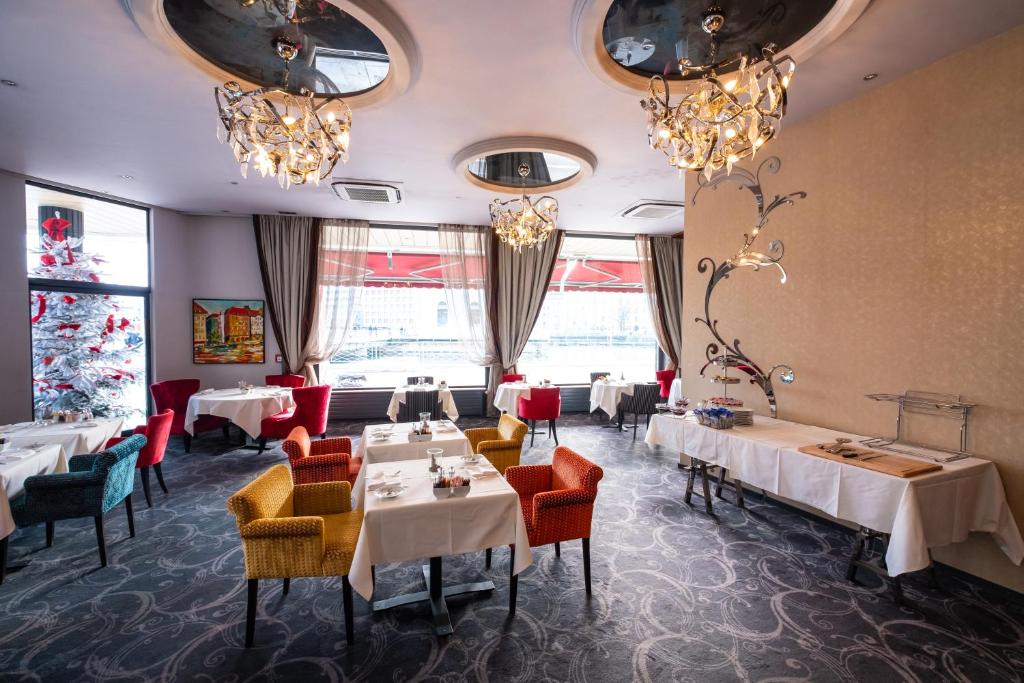 Hotel Dining