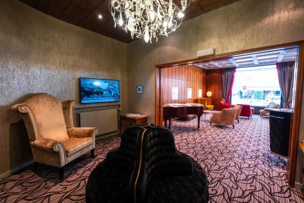 Shared lounge/TV area
