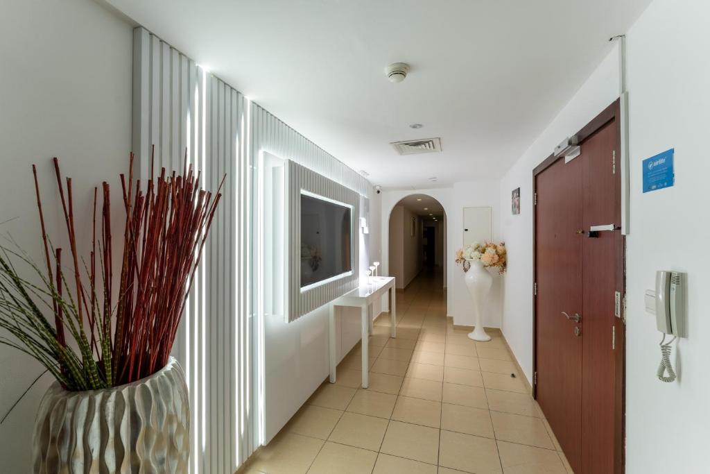 Jbr penthouse with terrace pool photo