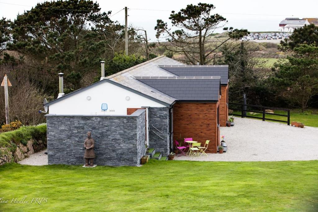 2 Bedroom Cottage Sleeps 4 with Pool Use, Sennen photo 6