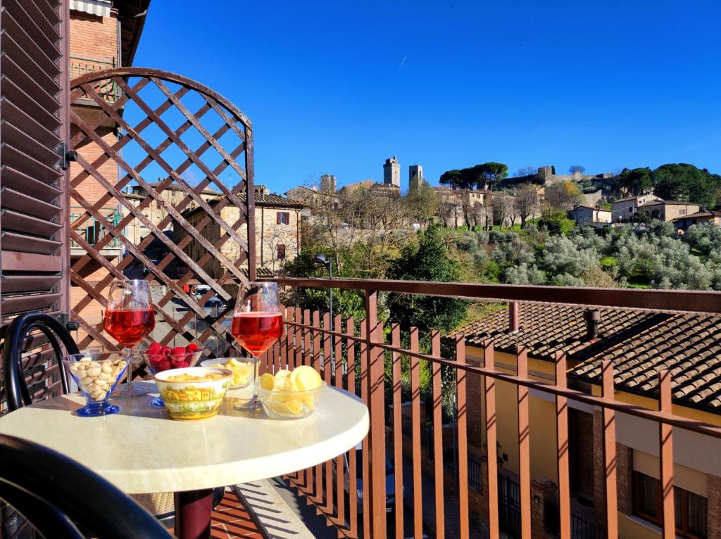 Lovely Balcony San Gimignano Apartments photo