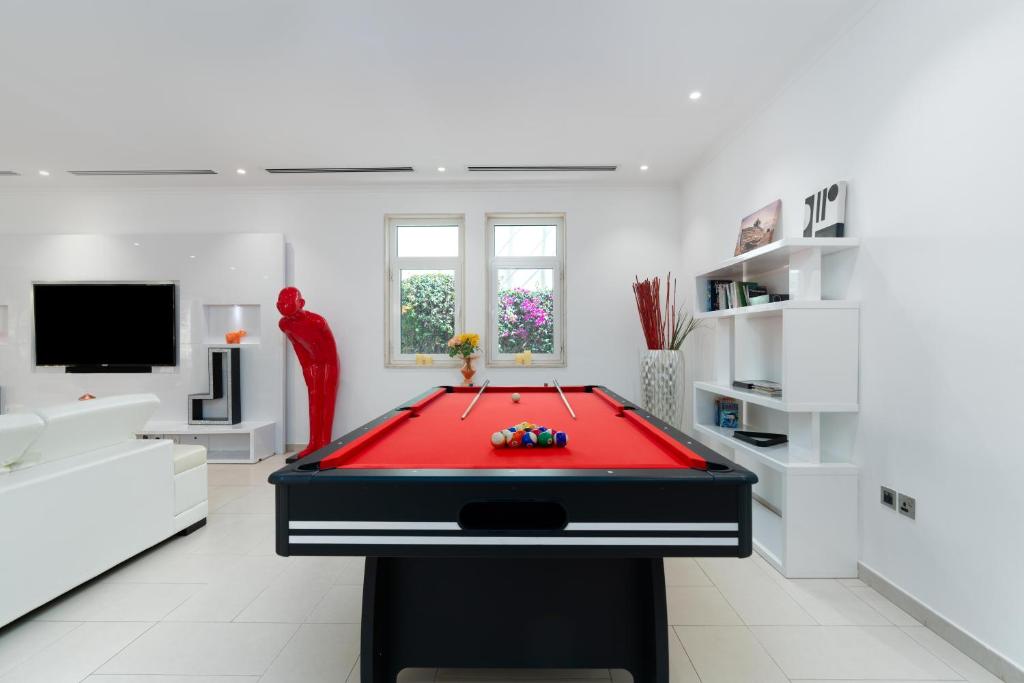 6 plus 1 Bdr Villa Jumeirah Park with Amz Climatized huge private pool - 5 min from Jbr beach photo