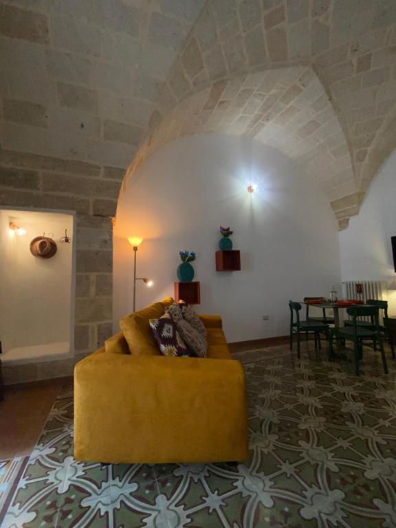 Dimora Flò, Brindisi