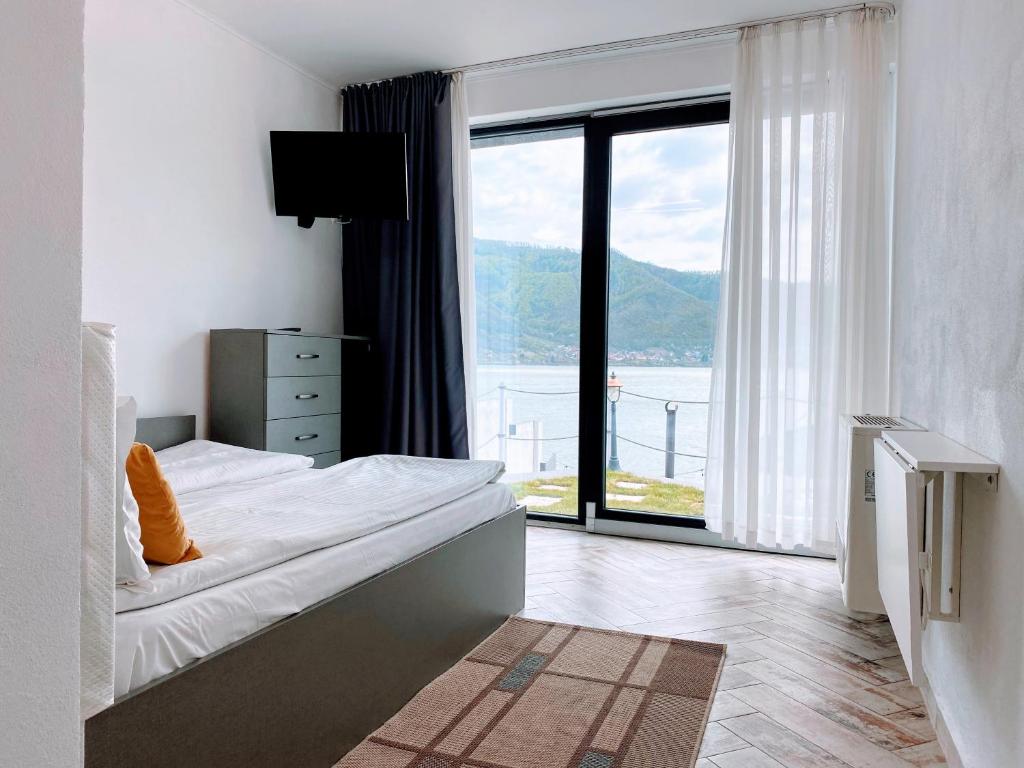 NOAH river house photo