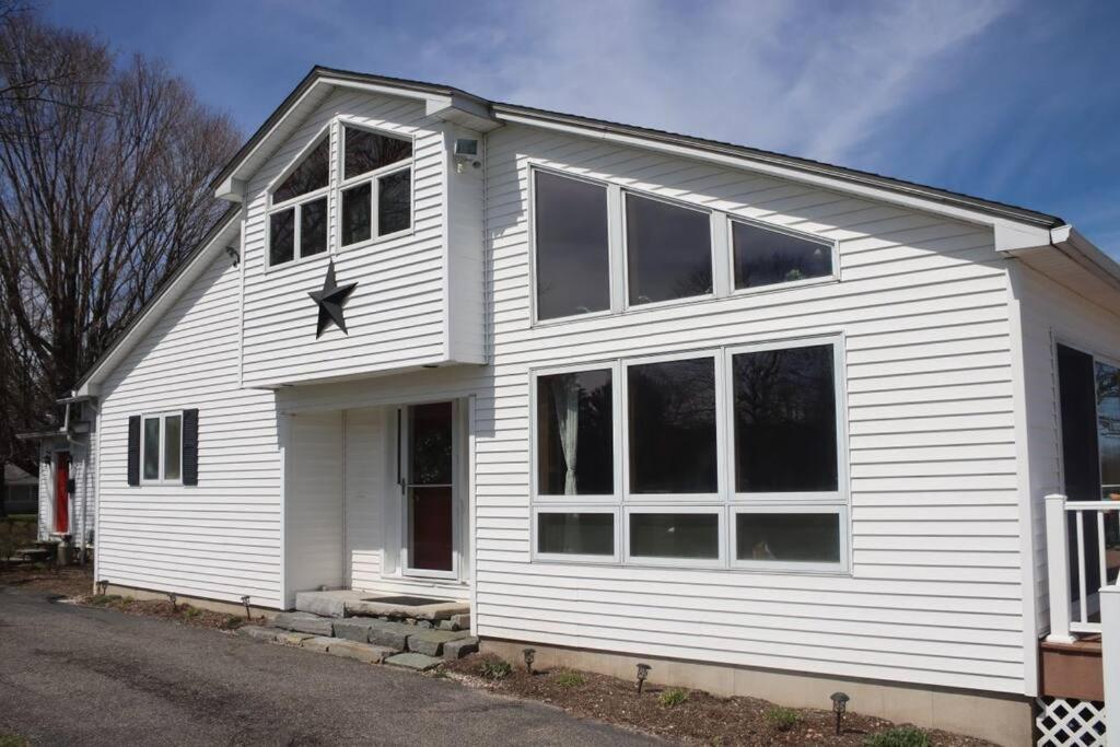 4 Bedroom house with view of farm and lake