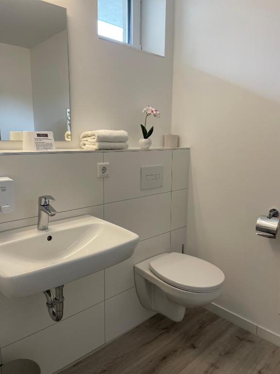 PRIMA Inn HOTEL & HOF NEURUPPIN - digitales & rezeptionsloses Motel photo