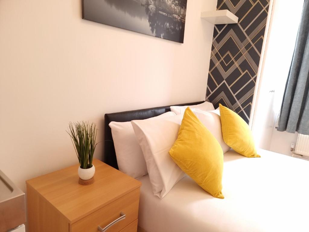 F17-Bright 3rd Flr Studio for 2 Near Paddington photo