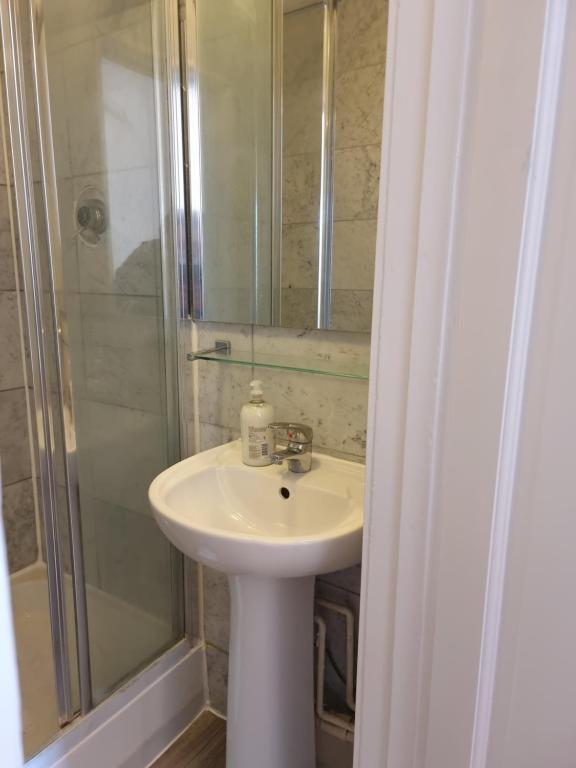 F17-Bright 3rd Flr Studio for 2 Near Paddington photo