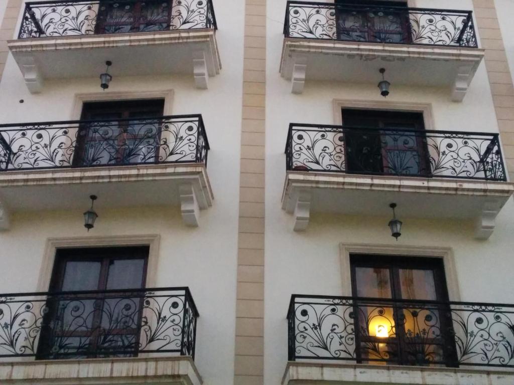 Lakis Court photo
