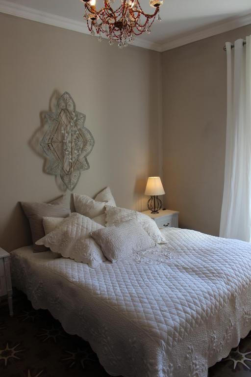 Les Romarins B&B, 10 min d'Uzès, piscine et grand jardin, Table d'hôte