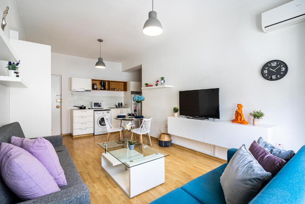 Blue Ivy 1-BR Apt in Larnaca Center, Larnaka