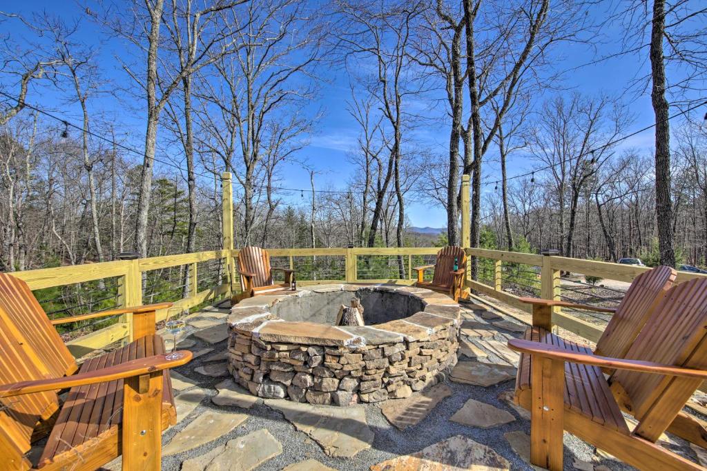 Stunning Escape with Loft, Hot Tub and Mtn Views!, Morganton