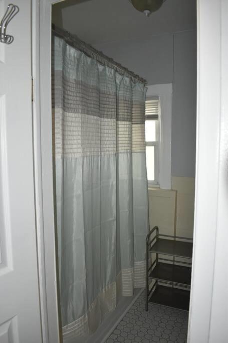 Bright Airy 2 Bedroom Entire House Near LGA photo