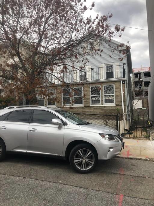 Bright Airy 2 Bedroom Entire House Near LGA — Hotel in New York (NY)