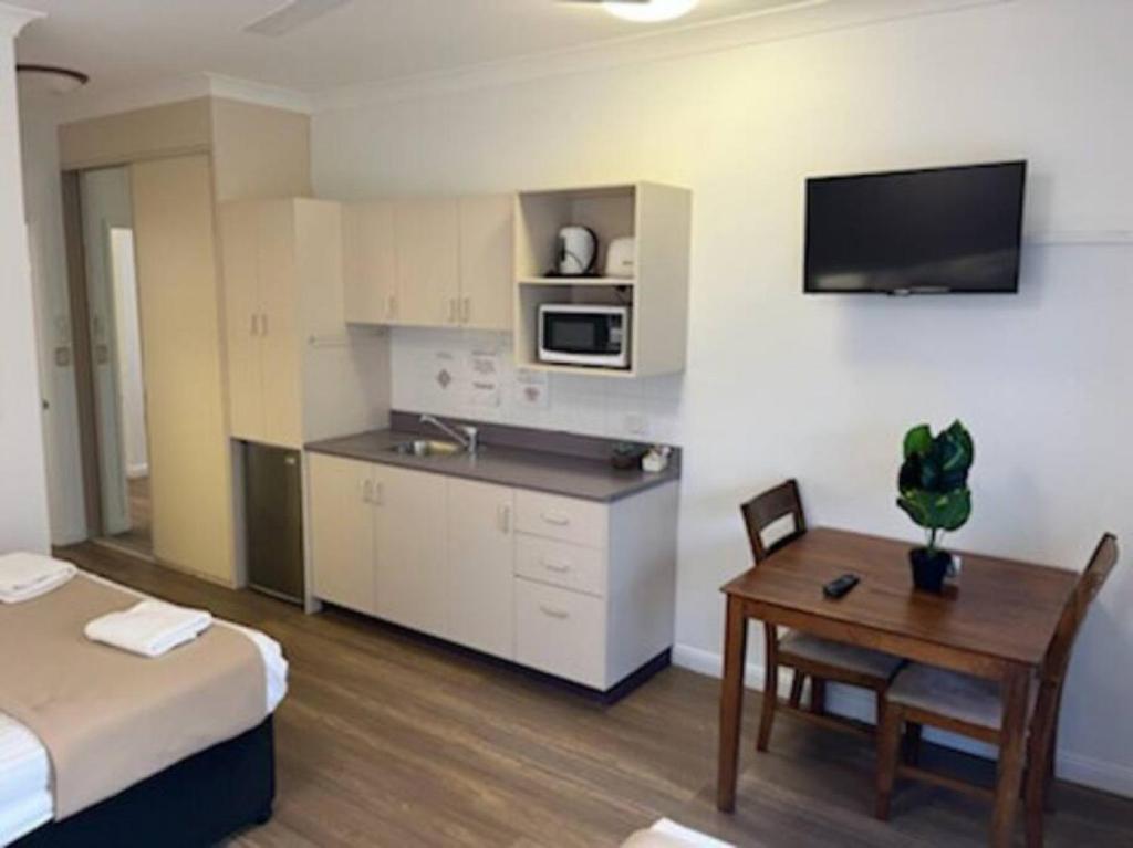 Studio apartment walk to the strand cbd stadium photo