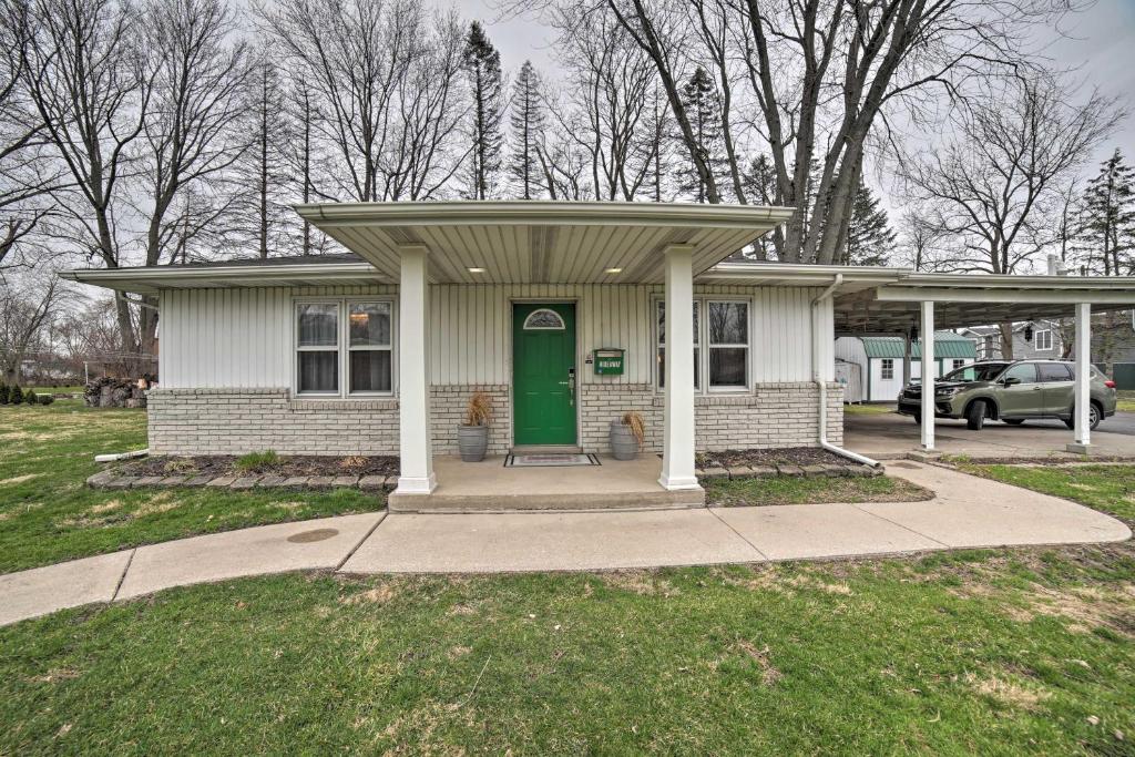 Hideaway Merrillville Cottage with Fire Pit!
