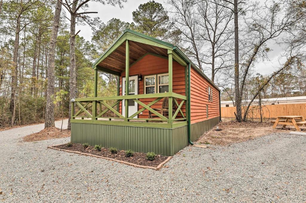 Charming New Bern Log Cabin - Pets Welcome!, New Bern
