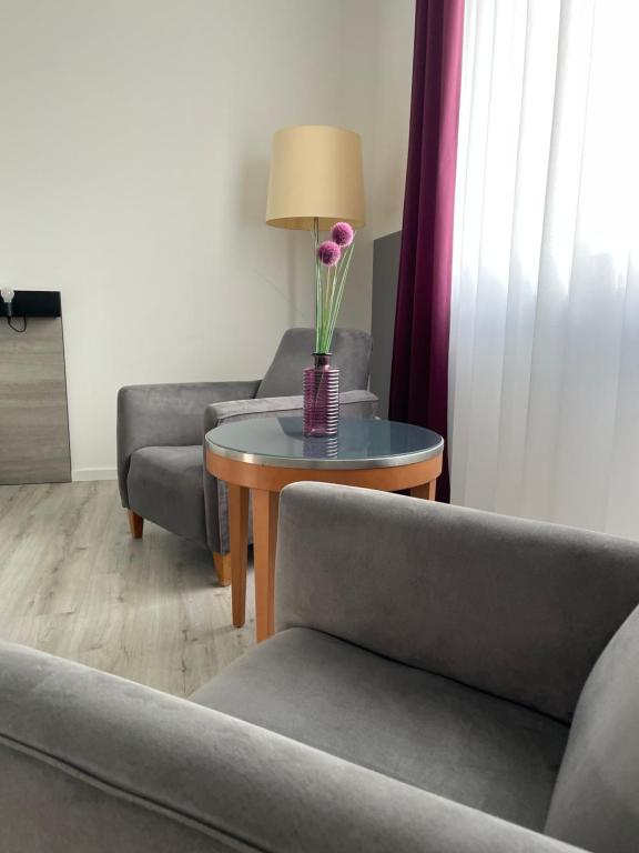 PRIMA Inn HOTEL & HOF NEURUPPIN - digitales & rezeptionsloses Motel photo