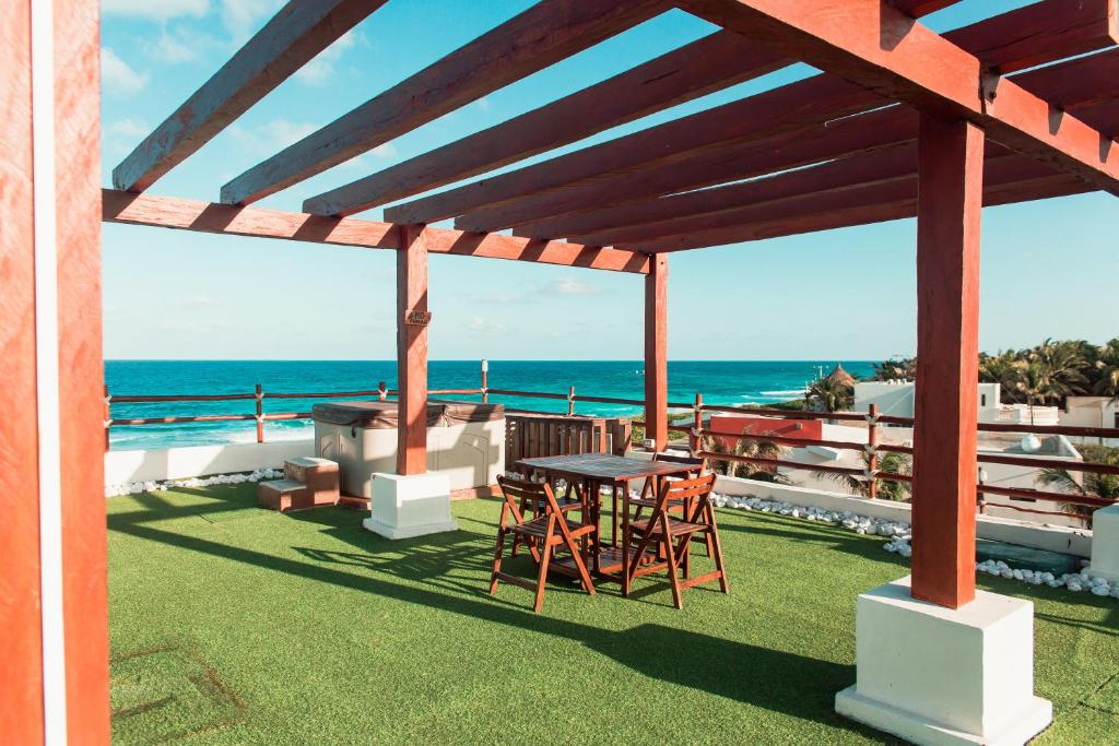 ISLA MUJERES MAYAKITA LUXURY VILLA with ROOFTOP JACUZZI — Hotel in Cancun