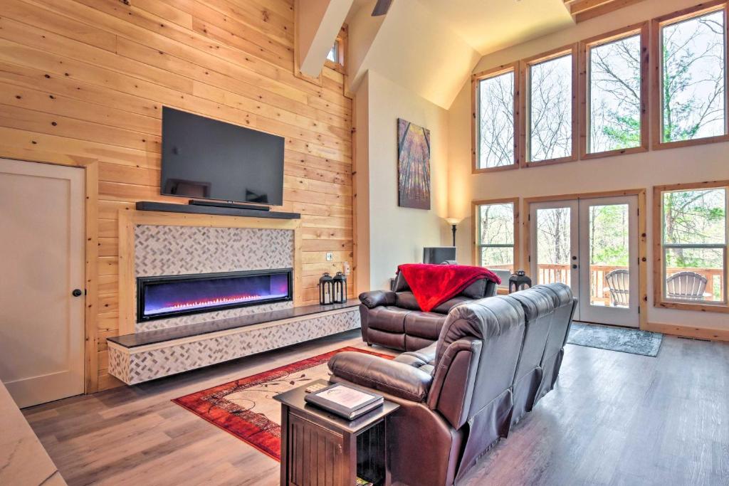 New Construction with Modern Design and Hot Tub!, Ellijay