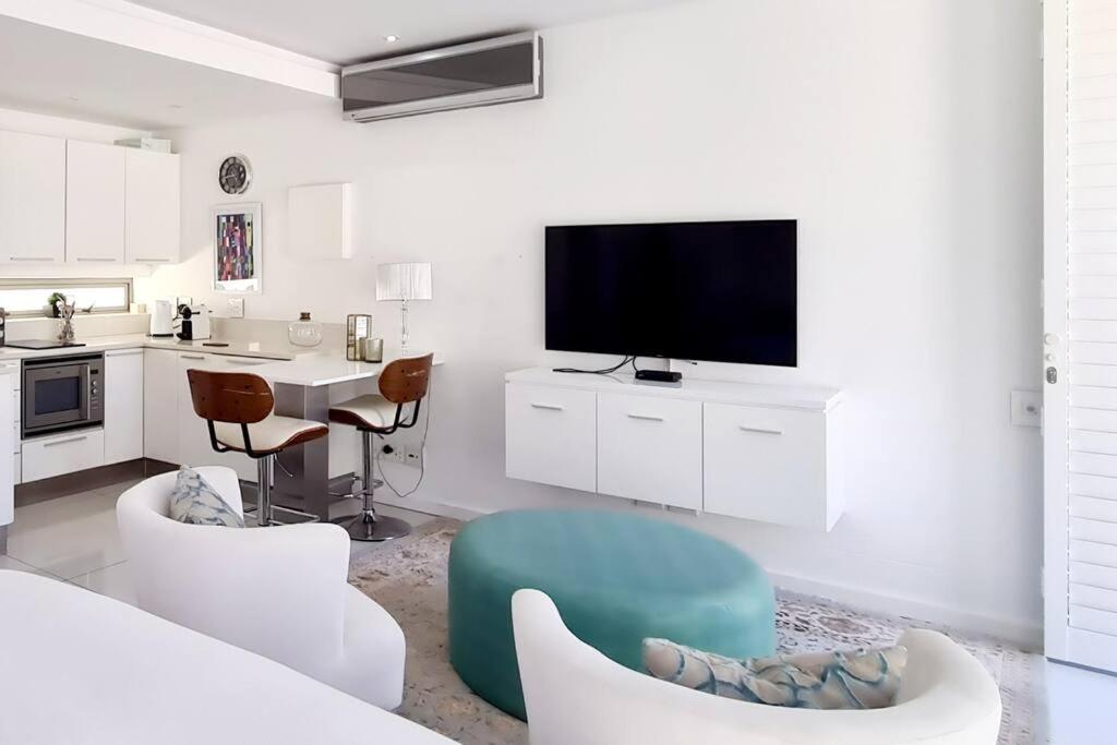 Luxury living in Camps Bay - Bachelor studio photo