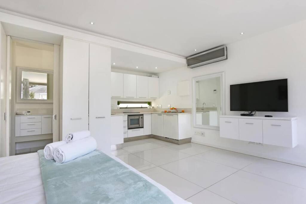 Luxury living in Camps Bay - Bachelor studio photo