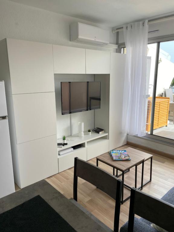 Studio vue port, belle terrasse, piscine - 5