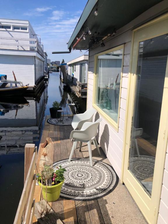 Houseboat apartment with water terrace free bikes & fast wifi 전경