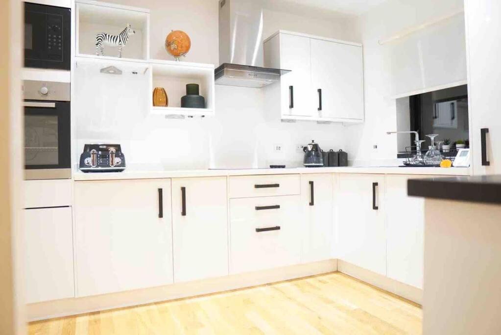 Tower Central Apt l 3 Bed Sleeps 5 l Free Parking), York