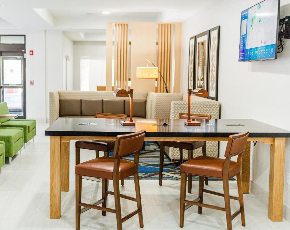 Holiday Inn Express - Andalusia photo