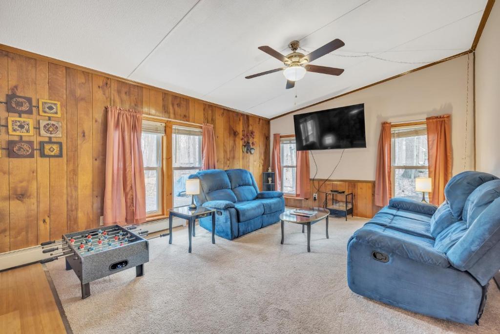 Pocono Family Home with Lake Access & Fire Pit! PET FRIENDLY! cabin