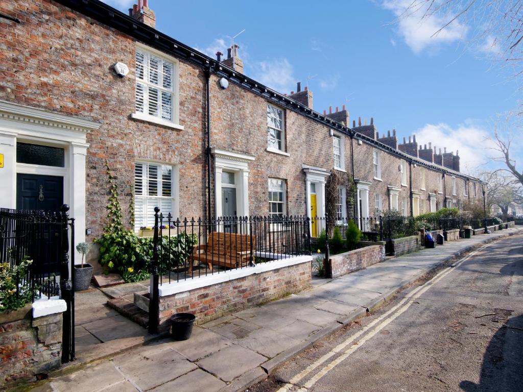 Bar Wall Cottage-City Wall Views-sleeps 5, York