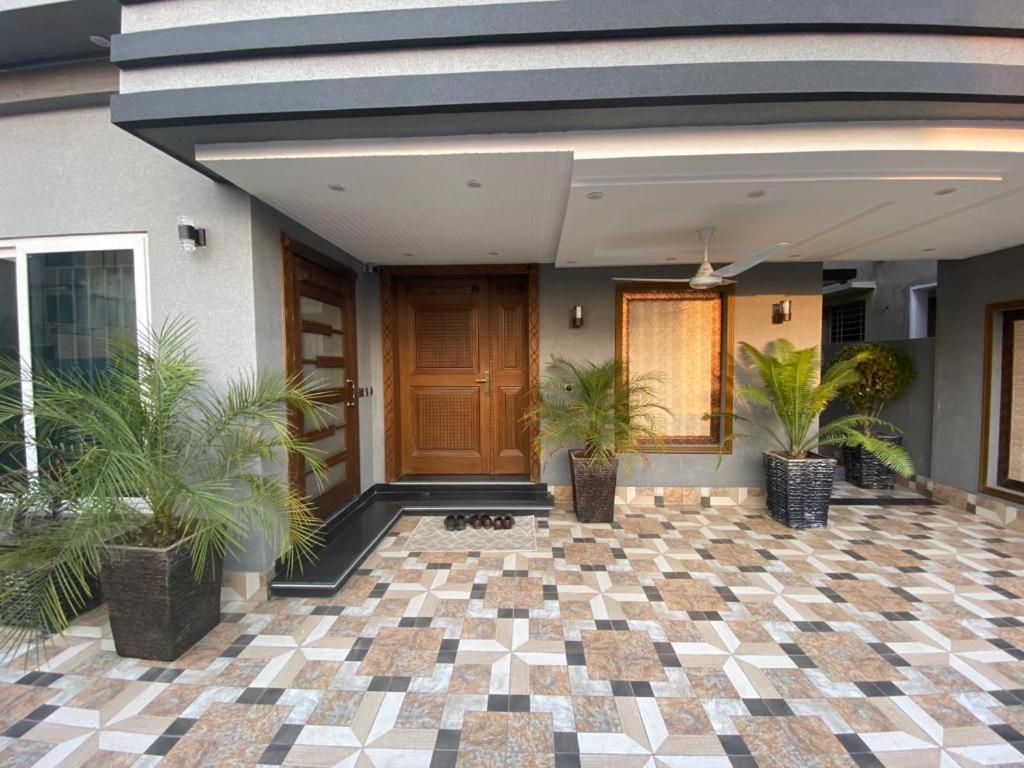 Brand new 3 bedrooms furnished, Upper floor — Hotel in Lahore