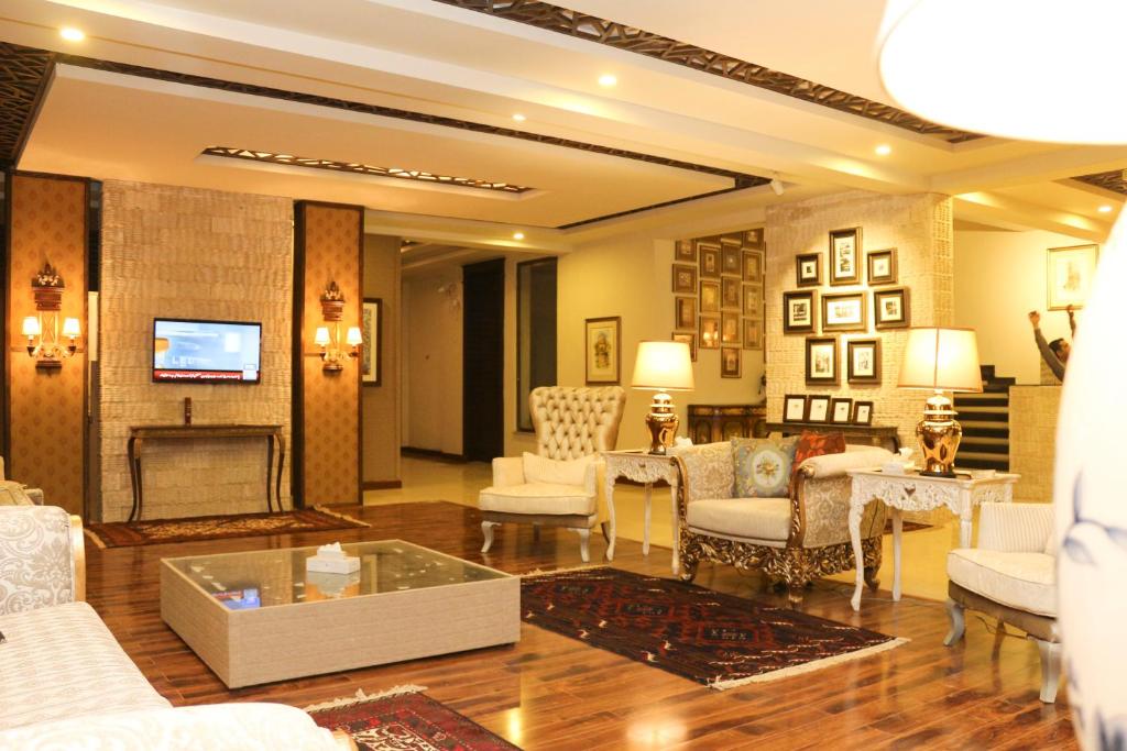 Shelton Rezidor Swat