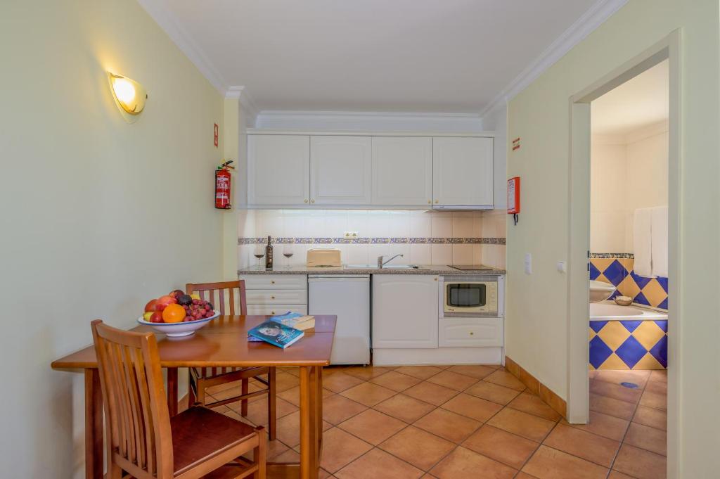 Kitchen, Canavial I & II Apartamentos in Lagos